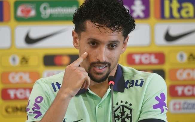 O zagueiro brasileiro Marquinhos fala durante entrevista coletiva em Teresópolis, no dia 20 de novembro de 2023, antes da partida das Eliminatórias para a Copa do Mundo de 2026 contra a Argentina.