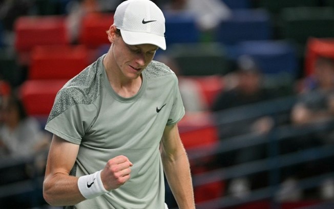 O tenista italiano Jannik Sinner comemora ponto durante a vitória sobre o tcheco Tomas Machac na semifinal do Masters 1000 de Xangai