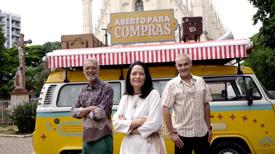 Cláudio Claudino, Luciana Coutinho e Sergio Longo Junior são apresentadores e antiquaristas da atração. Cláudio Claudino, Luciana Coutinho e Sergio Longo Junior são apresentadores e antiquaristas da atração.