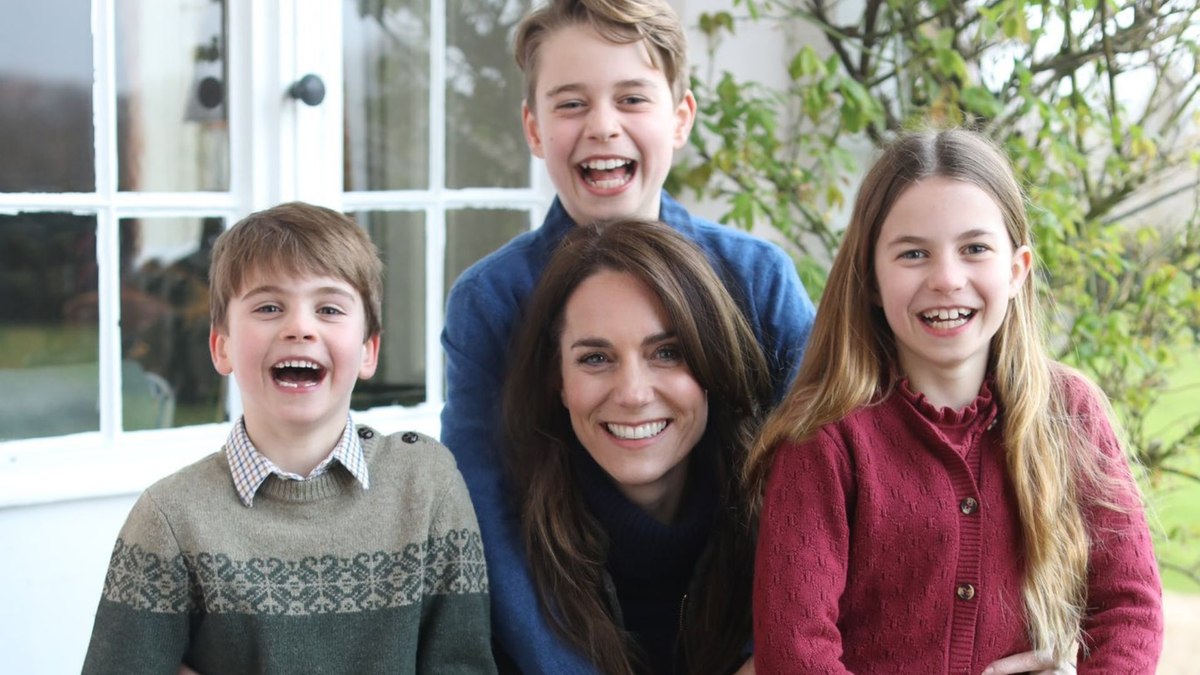 Kate Middleton reconhece edição e pede desculpas por 'confusão' sobre foto 'manipulada'