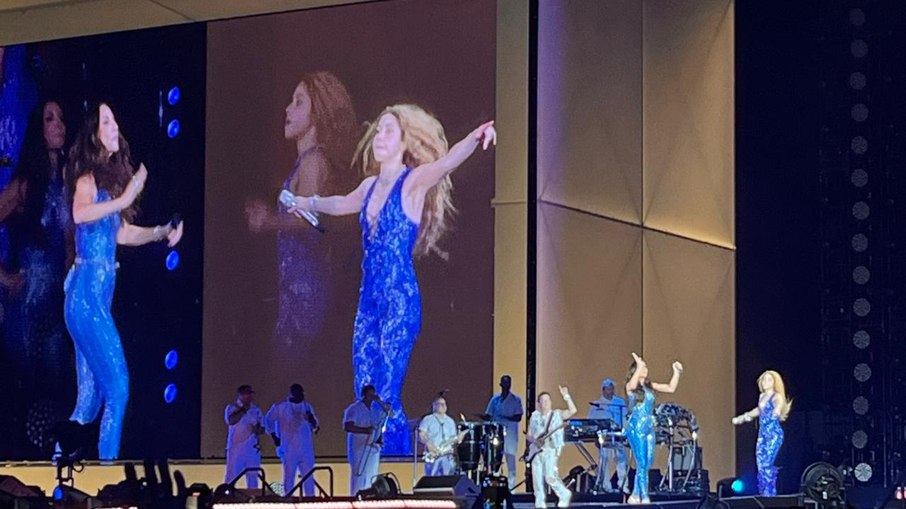 Ivete Sangalo e Shakira brilham no palco.