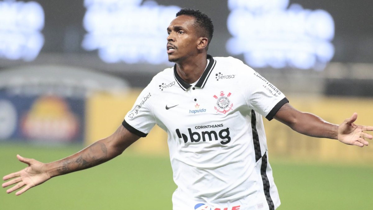 Ídolo do Corinthians, atacante Jô vai jogar no futebol de várzea