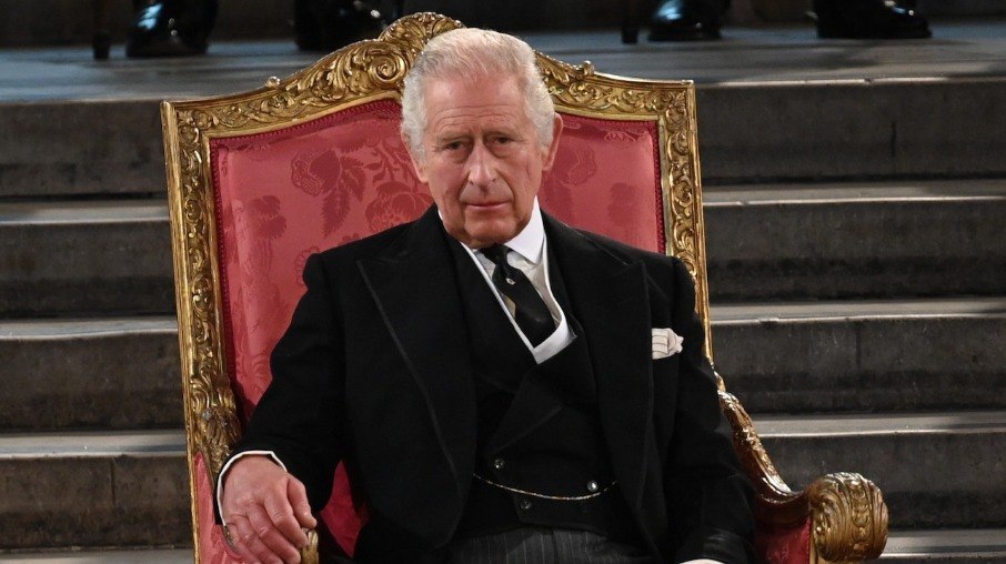 Rei Charles III sentado em Westminster Hall esta manhã