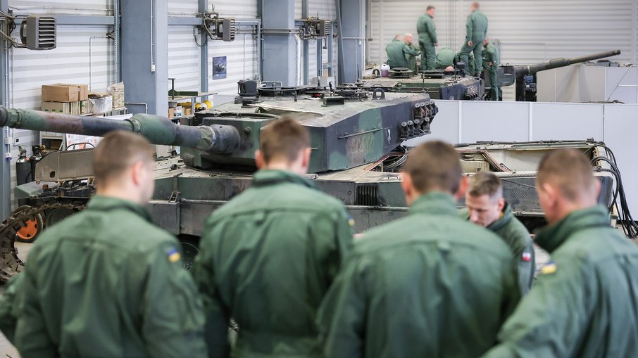 Soldados ucranianos vão à Polônia para começarem a treinar uso de tanques Leopard 2
