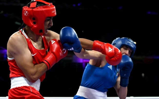 Argelina Imane Khelif (Vermelho) durante a luta contra a italiana Angela Carini (Azul) na categoria até 66 quilos do boxe feminino dos Jogos de Paris