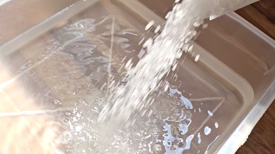 Sal grosso no recipiente