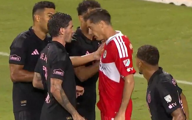 De Paul e Lewandowski brigam na partida entre Chicago Fire e Inter Miami De Paul e Lewandowski brigam na partida entre Chicago Fire e Inter Miami