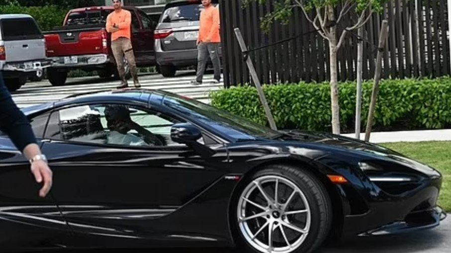 Ex-jogador da seleção inglesa chegou em sua potente McLaren 750s