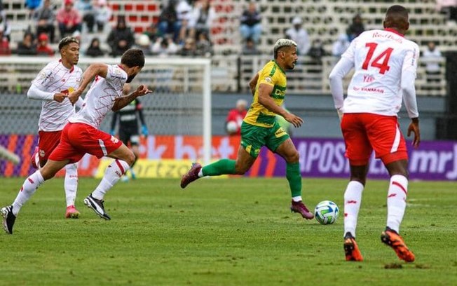 Bragantino acorda no segundo tempo e vence Cuiabá