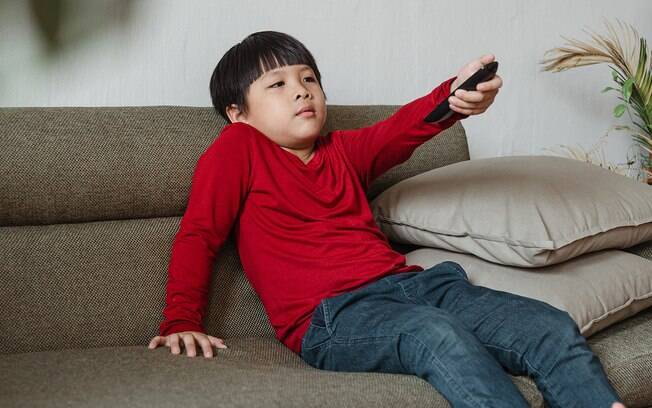Menino chinês engole 123 imãs enquanto assistia TV