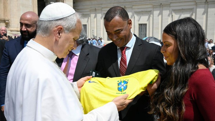Papa Leão XIV recebe Cafu e ganha camisa da Seleção de presente