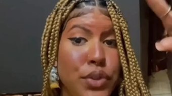 Empresa%20%C3%A9%20condenada%20por%20proibir%20funcion%C3%A1ria%20de%20usar%20tran%C3%A7as%20afro