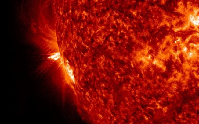 Sol emite explosão após calmaria em eclipse solar total