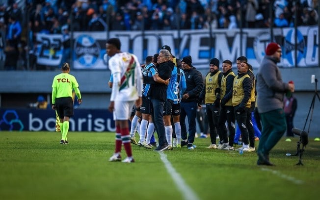 Grêmio afunda o Fluminense na lanterna após vitória em Caxias do Sul
