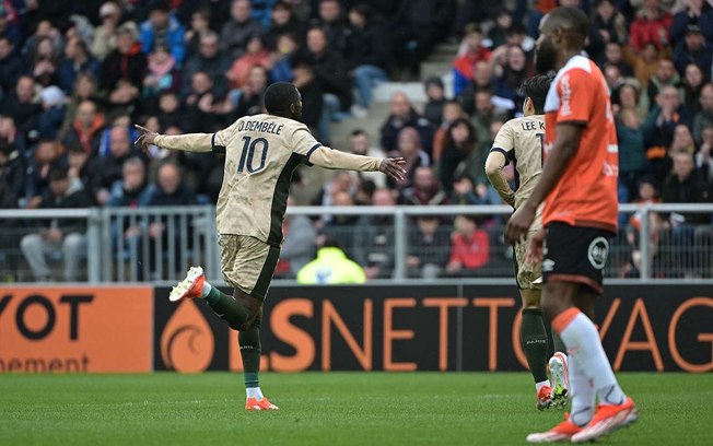 Dembelé comemora um dos gols marcados na vitória do PSG sobre o Lorient - Foto: Damien Meyer/AFP via Getty Images