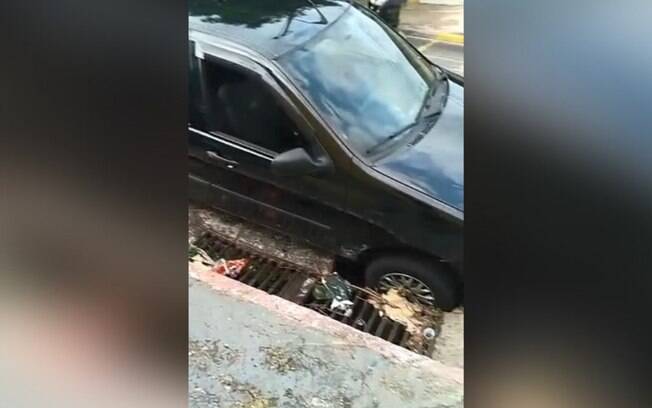 Roda cai em buraco e carro fica preso em rua de Campinas