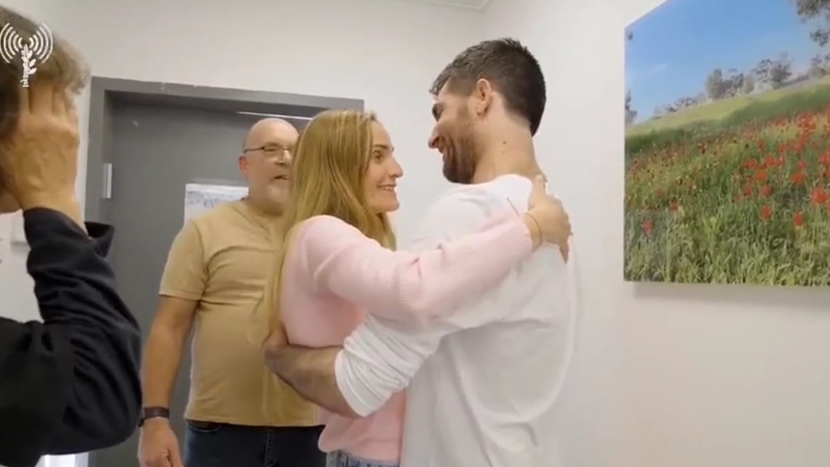 Sagui Dekel, um dos três reféns libertados ontem, reencontra sua esposa depois de quase 500 dias de cativeiro.