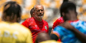 Técnico é informado sobre morte do pai durante coletiva da Copa