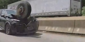 Vídeo: pneu voa sobre mureta e destrói frente de SUV em rodovia