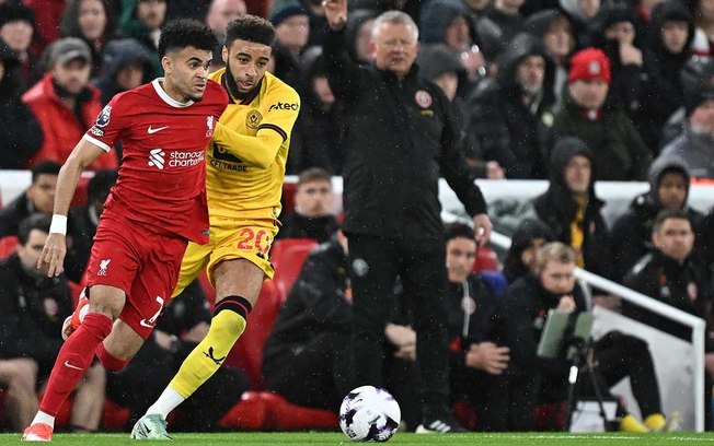 Jogadores de Liverpool e Sheffield em disputa de bola na Premier League - Foto: Paul Ellis/AFP via Getty Images