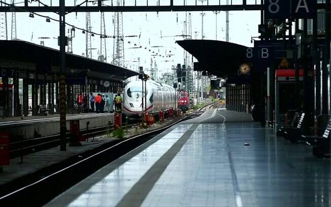 Menino de 8 anos morre ao ser atingido por um trem após ser empurrado nos trilhos de uma estação em Frankfurt.