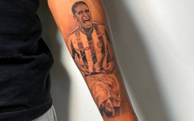 Cléber Santana é eternizado em tatuagem no braço do filho