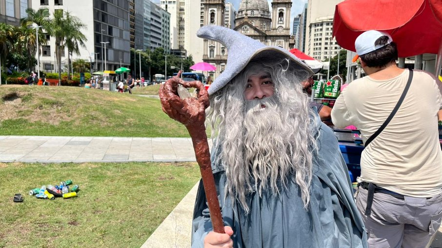 Fantasiado de “Gandalf, o cinzento do Senhor dos Anéis”, Gabriel Tavares curte o bloco Banheiro do Gugu e diz que o carnaval já começou de verdade Fantasiado de “Gandalf, o cinzento do Senhor dos Anéis”, Gabriel Tavares curte o bloco Banheiro do Gugu e diz que o carnaval já começou de verdade