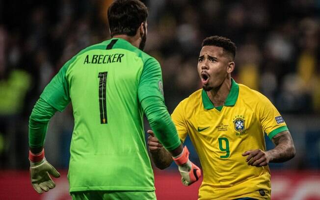 Alisson e Gabriel Jesus celebram classificação do Brasil contra o Paraguai