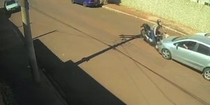 Vídeo: motociclista cai em pé após batida no interior de SP