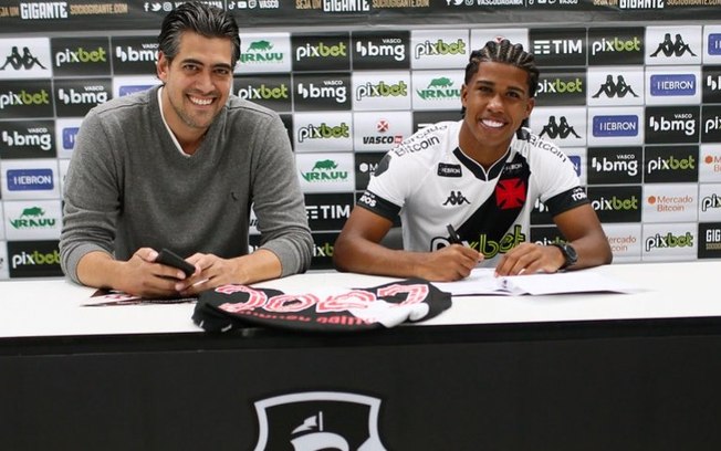 Volante Andrey Santos assina novo contrato com o Vasco