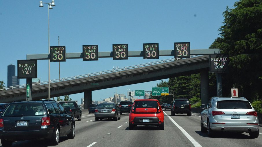 Rodovia dos Estados Unidos com placas de velocidade Rodovia dos Estados Unidos com placas de velocidade