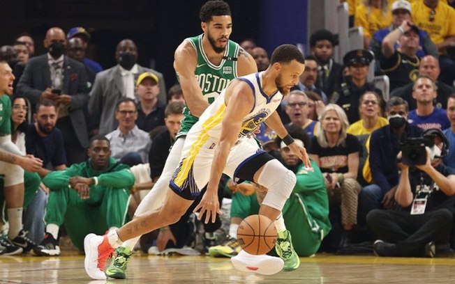 Curry descansa no último quarto, Warriors atropelam os Celtics e empatam decisão da NBA