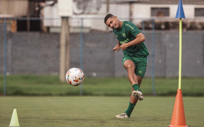 André sentiu dores no joelho direito e será avaliado quando chegar ao Rio 