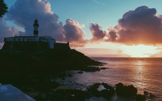 Há quem diga que o pôr do sol no Farol da Barra é um dos mais bonitos de Salvador. O local reserva um espaço especial para apreciar o espetáculo que acontece sob o mar