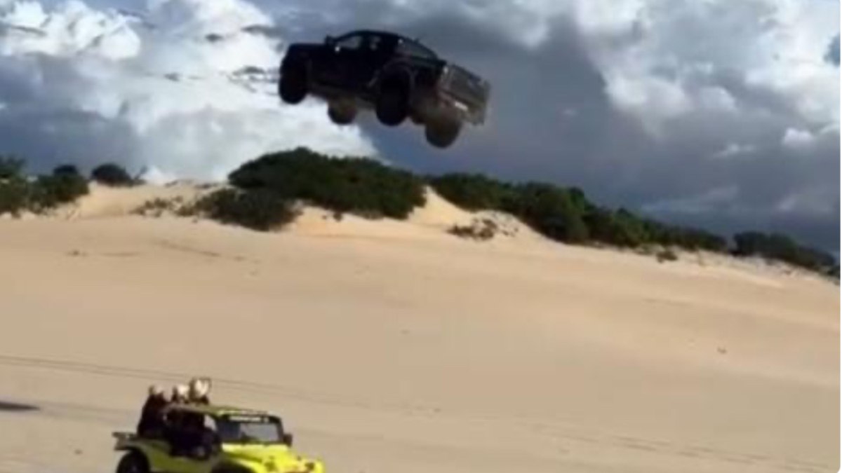 motorista arrisca manobra e voa em duna motorista arrisca manobra e voa em duna