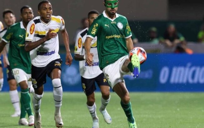 Flaco López com domínio da bola
