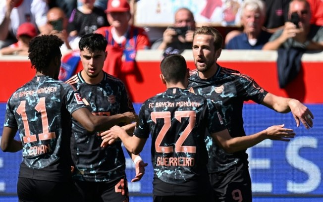 Harry Kane (à direita) comemora com seus companheiros após marcar seu gol na vitória do Bayern de Munique sobre o Heidenheim pela Bundesliga em Heidenheim (sul da Alemanha), no dia 19 de abril de 2025 Harry Kane (à direita) comemora com seus companheiros após marcar seu gol na vitória do Bayern de Munique sobre o Heidenheim pela Bundesliga em Heidenheim (sul da Alemanha), no dia 19 de abril de 2025