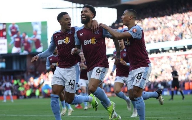 Douglas Luiz celebra. Ele fez dois gols no triunfo do Aston Villa sobre o Nottingham Forest