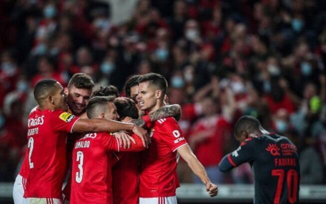 Benfica vira contra o Paços de Ferreira e avança na Taça de Portugal
