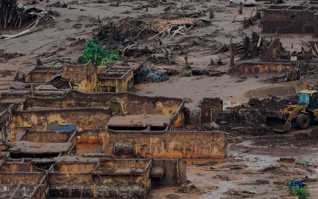 Governos querem R$ 109 bi de empresas por desastre de Mariana