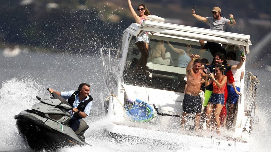 Bolsonaro em um jet ski durante visita ao litoral norte de São Paulo