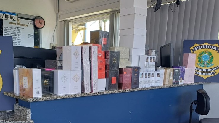 Casal é abordado com mais de 60 perfumes contrabandiados em SC