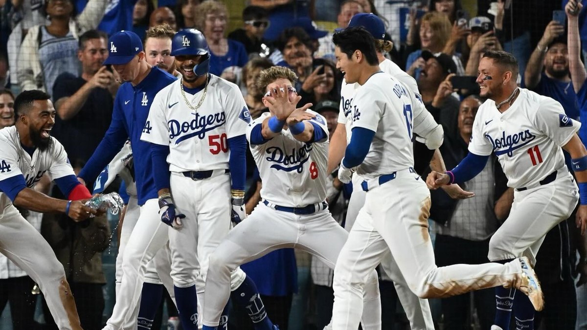 Cobra invade banco dos Dodgers em final da Liga Nacional na MLB