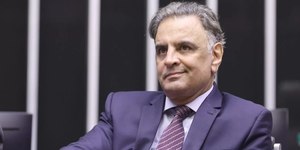 Aécio pode voltar à briga pelo Senado após renúncia de candidato