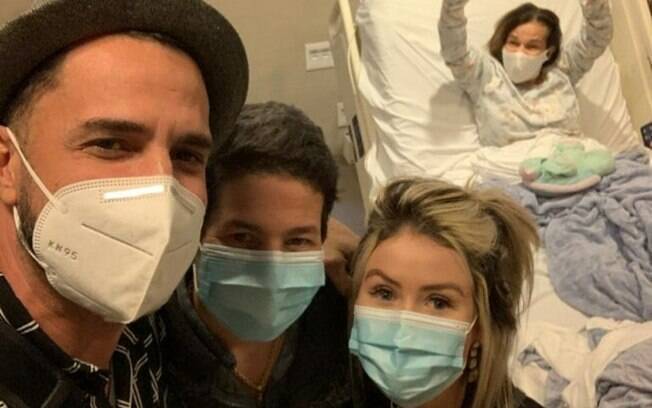 Claudia Rodrigues mostra visita do cantor Latino em hospital...