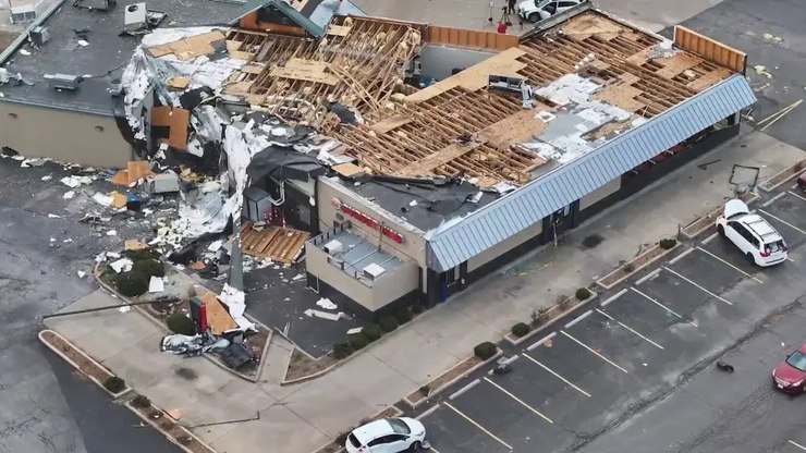 13 pessoas são resgatadas de banheiro de Burger King após tornado