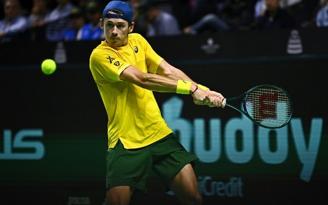 O tenista australiano Alex de Minaur em quadra na fase final da Copa Davis 2024