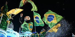 Base e oposição reagem a homenagem a Lula na Sapucaí, no Rio