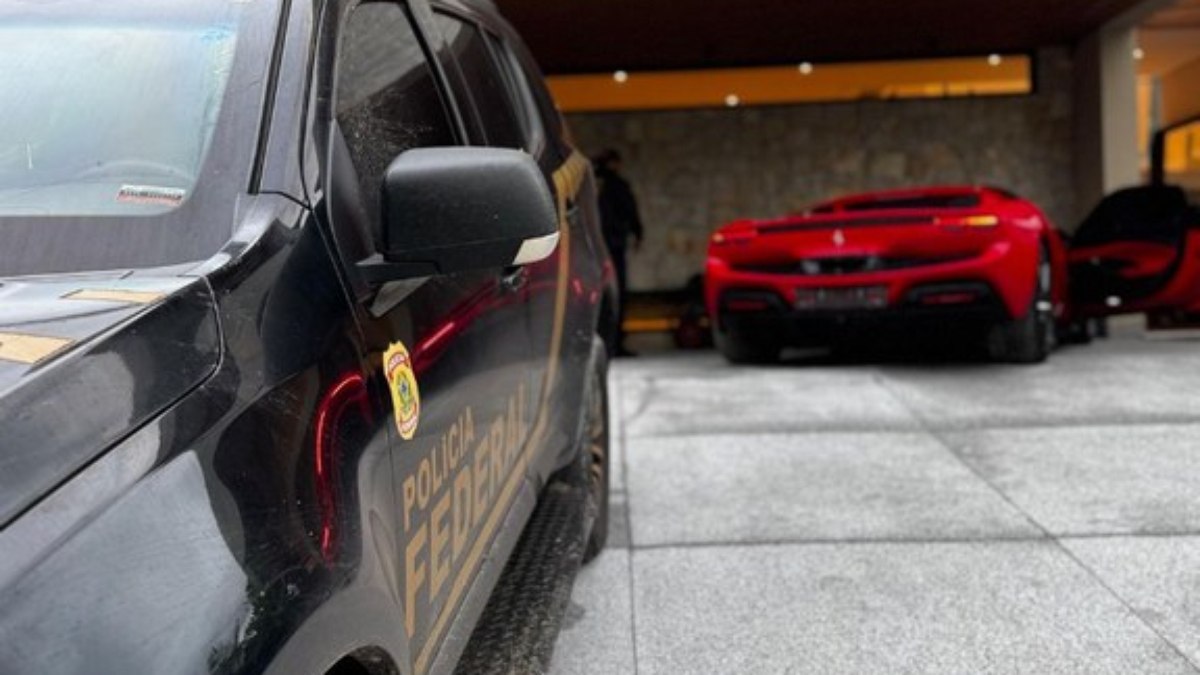 Carros de luxo foram apreendidos durante a operação Carros de luxo foram apreendidos durante a operação
