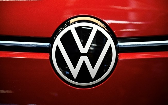 (Arquivo) Logotipo da montadora Volkswagen no Salão Automóvel de Paris, 16 de outubro de 2024